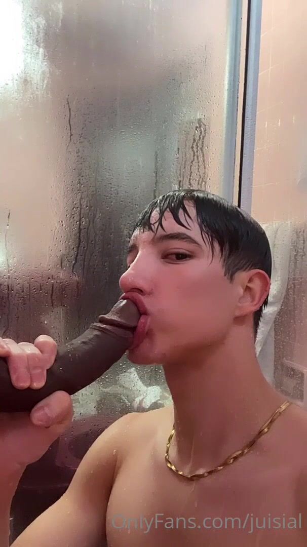 筋肉ダディがツインクの硬いチンポを生でバックでハメる