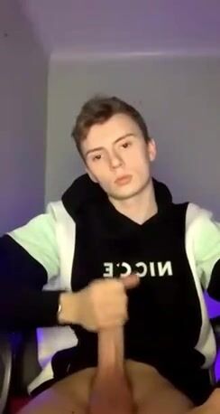 Juliano exibe e masturba seu pau
