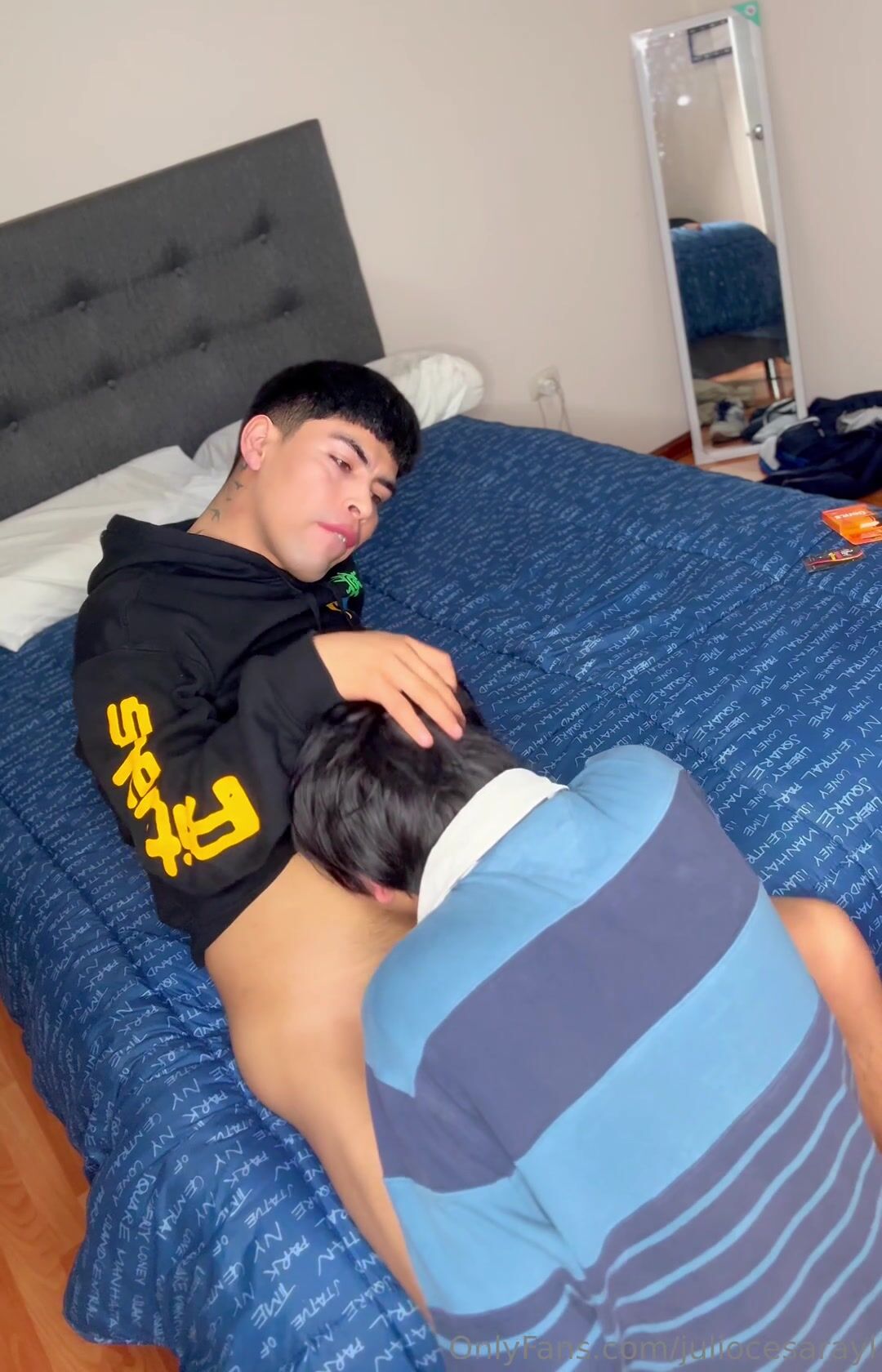 Acção de pau bareback do daddy musculoso twink