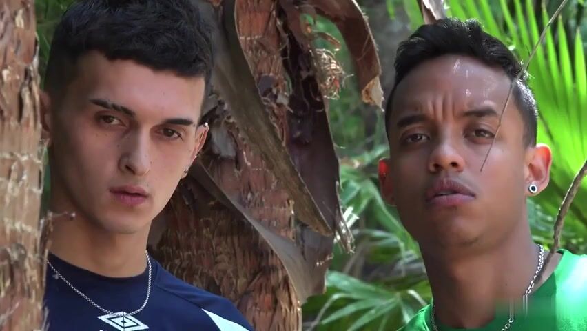Trio d'ados en bareback dans la jungle