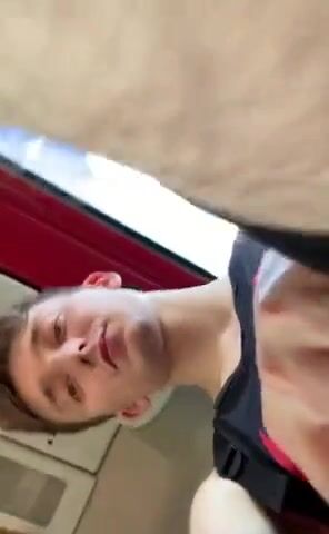 Twink cavalga o pau musculoso do daddy sem capa no ônibus