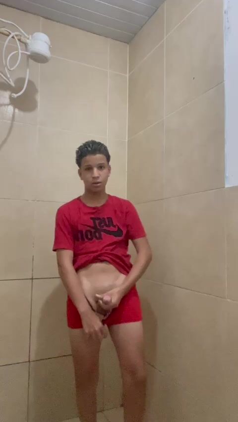 Twink de short vermelho cavalga o pau cru do papai