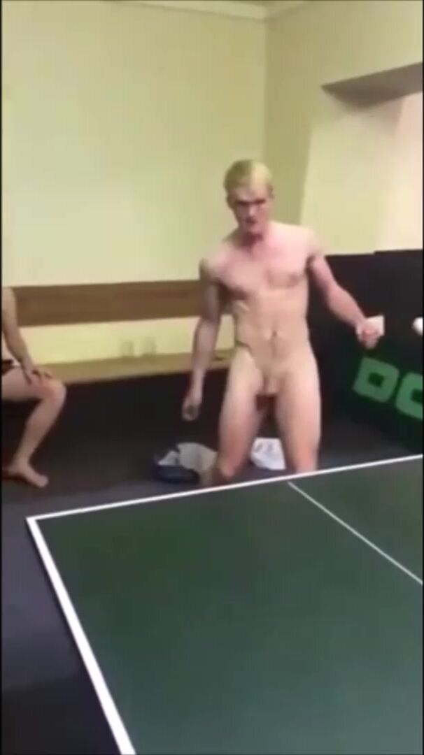Sportlicher twink reitet muskel-daddys schwanz ohne kondom