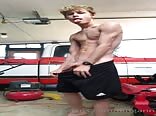 Travaux dans le garage avec le copain de maman - porno ado