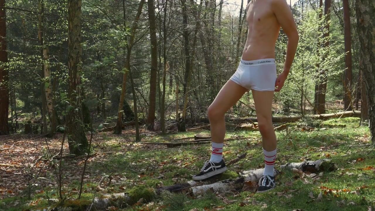 Twink wichst am see