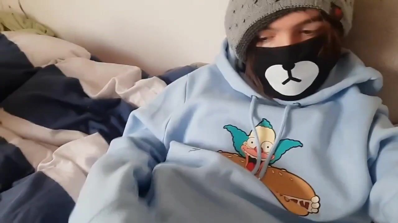Twink de 18 anos goza na barriga