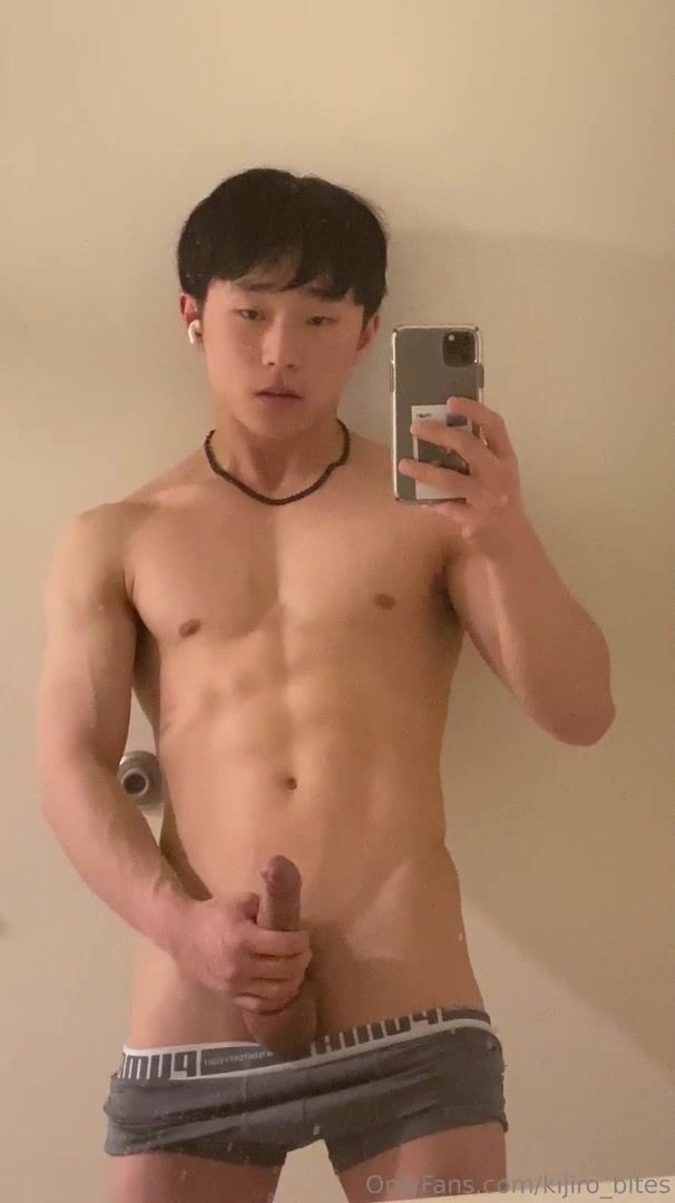 Papai come twink musculoso sem camisinha depois de um boquete profundo