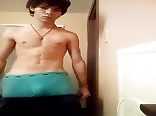Chris se lance dans le kinky sur un tube porno gay