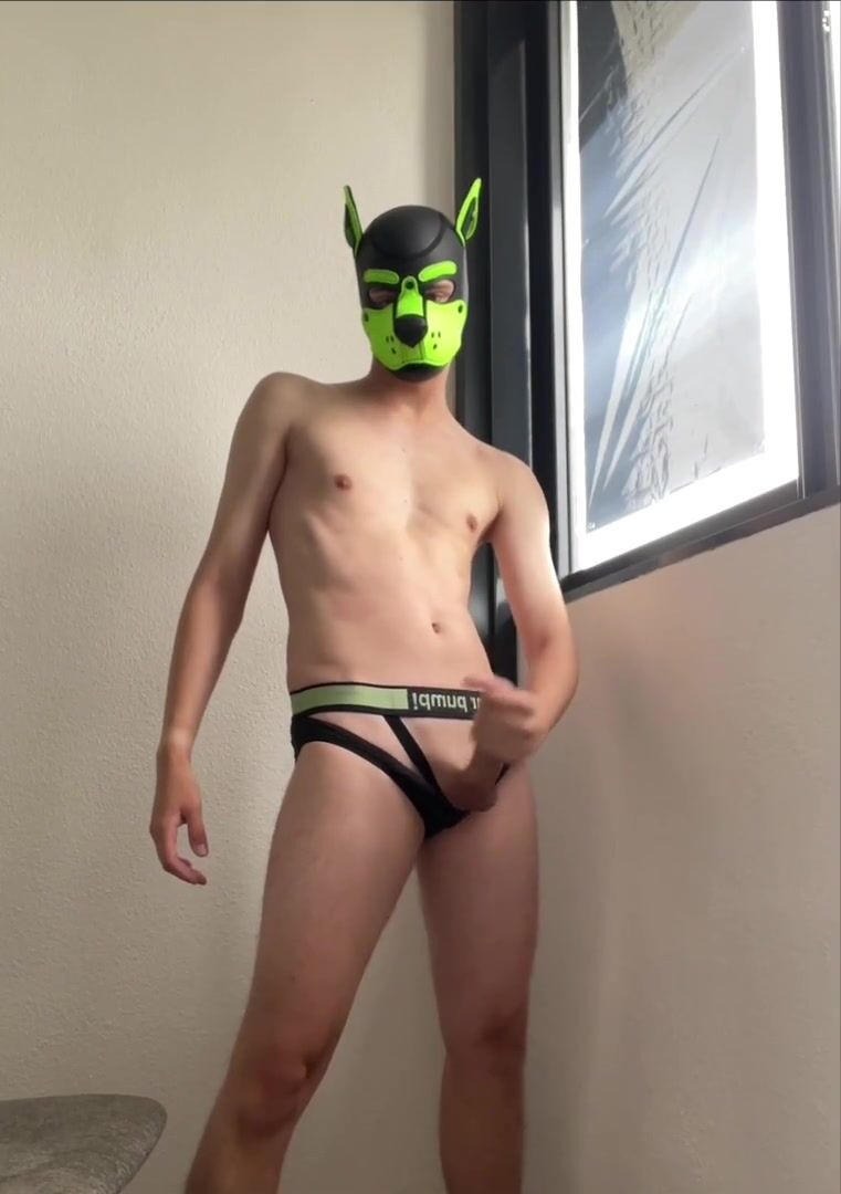 Garanhão russo kirahovsky descarrega porra gay