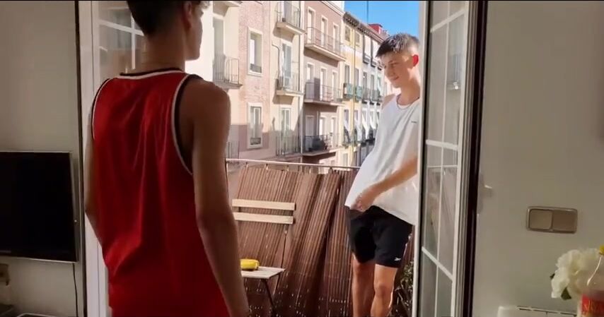 Ados amoureux s'embrassent et baisent sans capote
