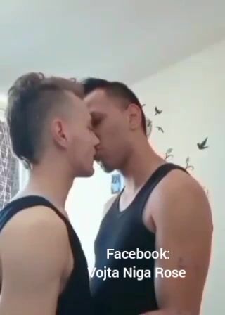 جلسة تقبيل شغوفة