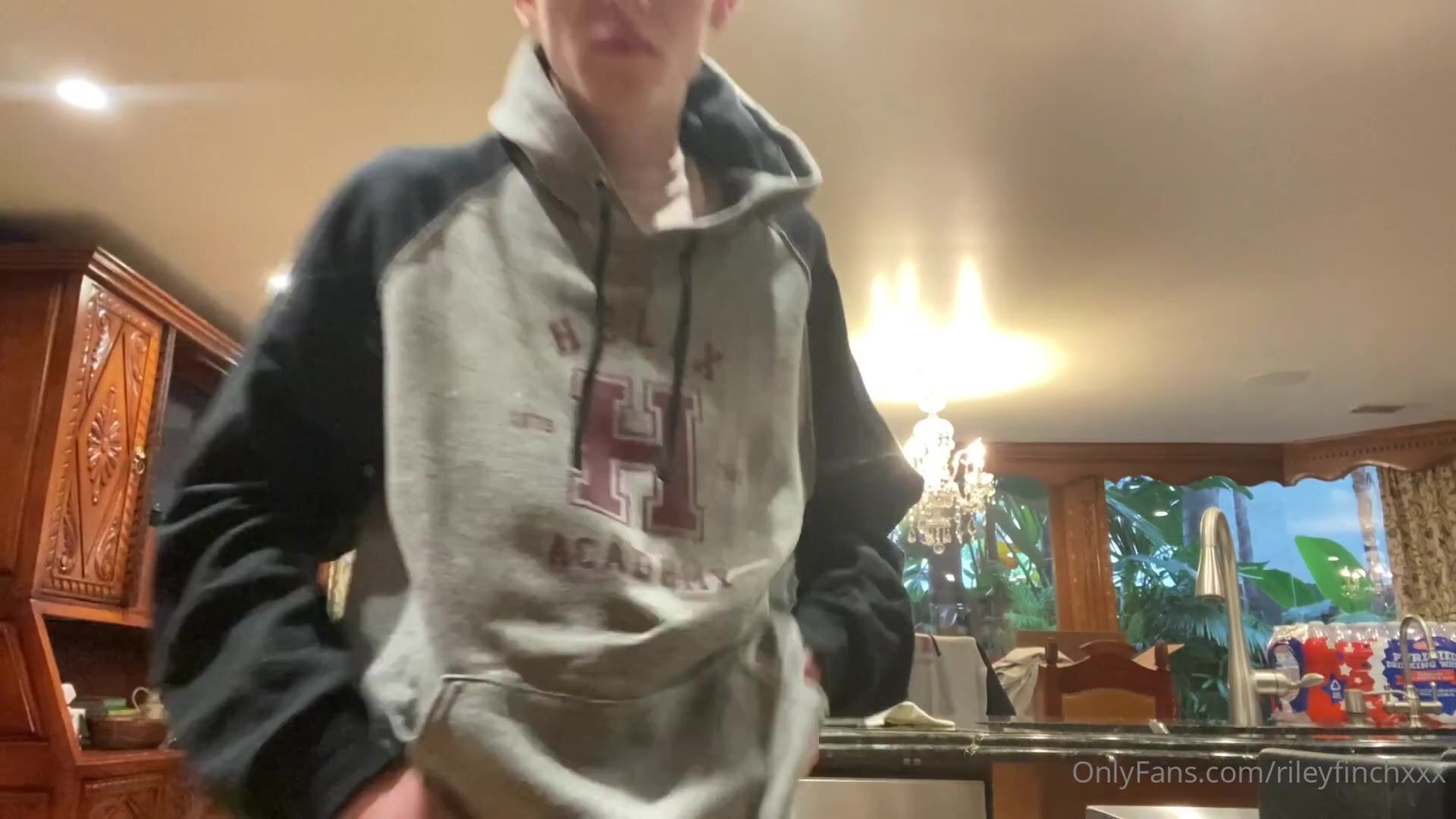 年轻男孩在厨房里打飞机射精