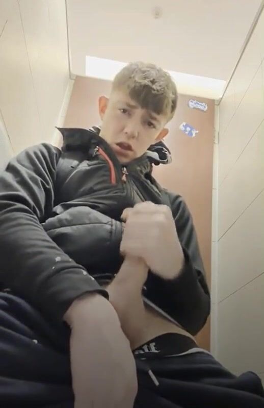 Ado universitaire se branle dans des toilettes publiques