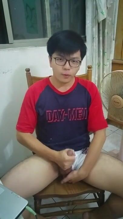 Adolescente coreano se masturba y se corre
