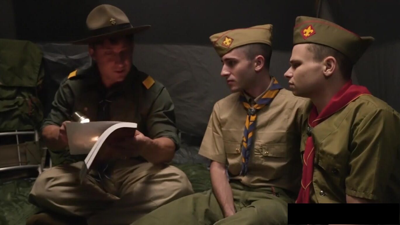 Vídeo porno gay de trío de scouts de austin