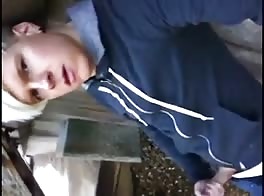 Garoto gostoso batendo punheta ao ar livre