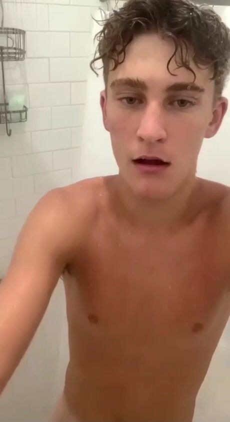 Junger kerl kommt in der dusche