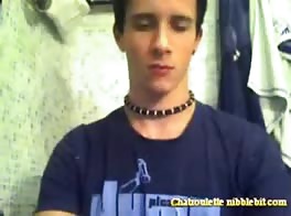 فتى شاب يستمني بقوة على الكاميرا