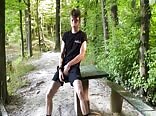 Waldschönling nimmt bareback den schwanz des muskulösen daddys