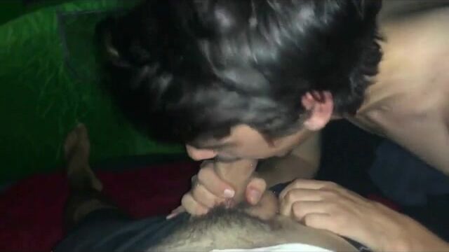 Camping nocturno a pelo acaba con polla sin condón