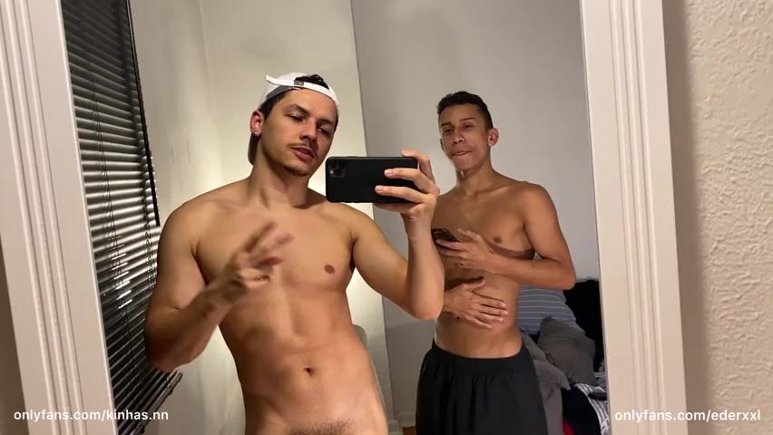 Diversão de paus sem camisinha entre rapazes latinos jovens no sofá