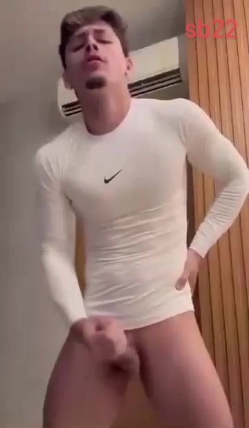 Latino-muskeljunge kommt in weißem kompressionsshirt