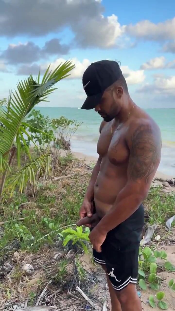 رجل عضلات لاتيني يبول في العلن