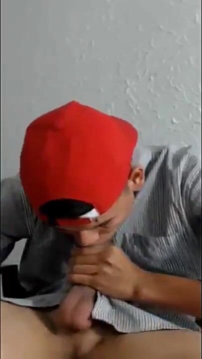 Ado latino chevauche la bite crue du papa musclé