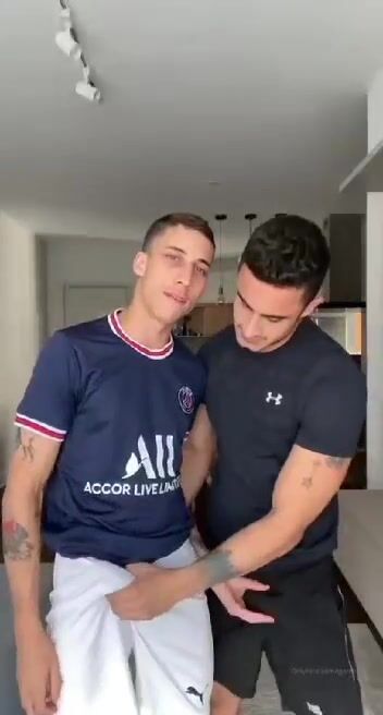 Sans capote, des twinks latins démontent des ados