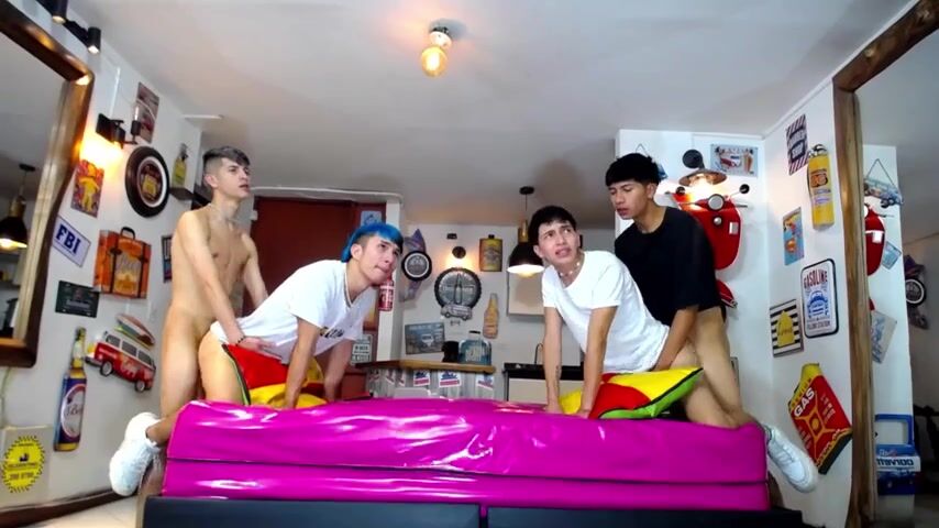 Lateinische twinks bareback-gruppenshow auf cam