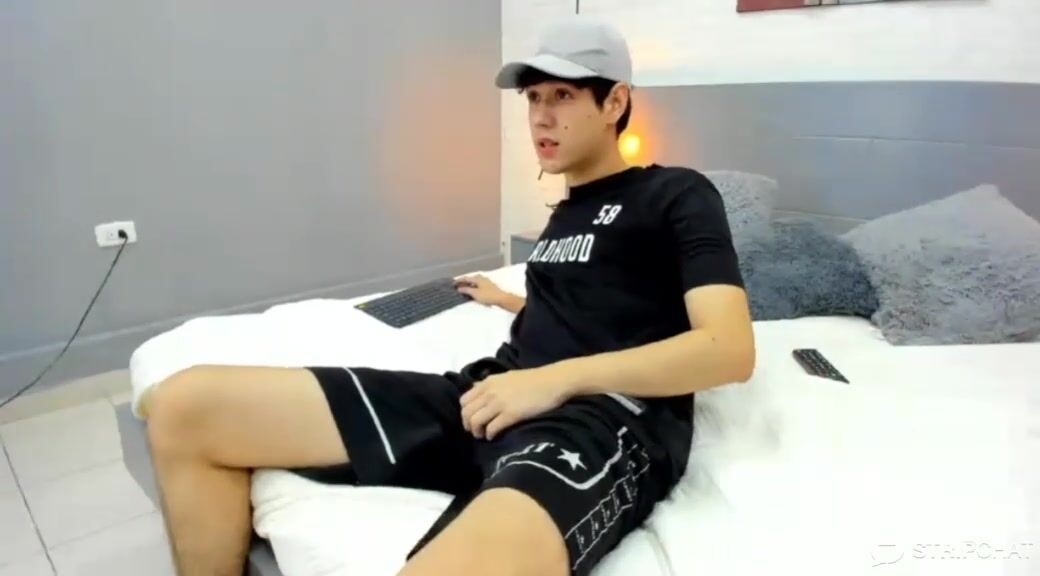 拉丁小鲜肉在摄像头前撸鸡巴 2