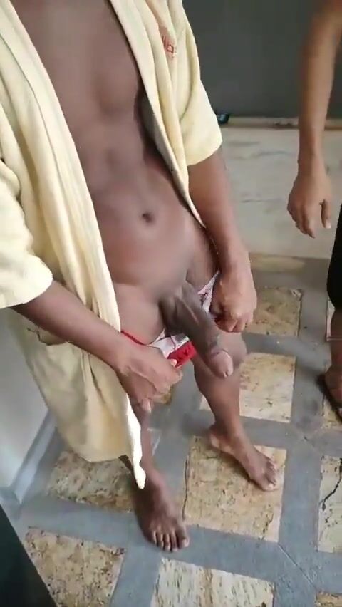 Latino musclé branle sa grosse bite