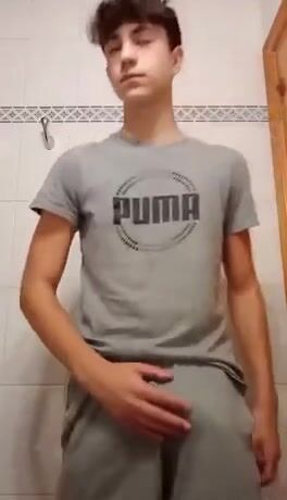 Latino se pajea después de clase