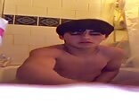 拉丁裔在热辣同志色情片中射在浴室男孩身上