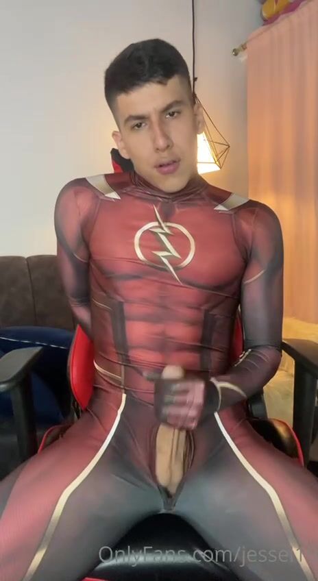 رجل لاتيني ذو زب كبير يقذف في بدلة بطل