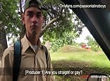 Latino à la recherche d'un jeune athlétique dans la rue