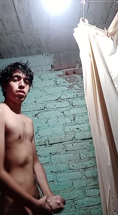 Latino wichst unter der dusche