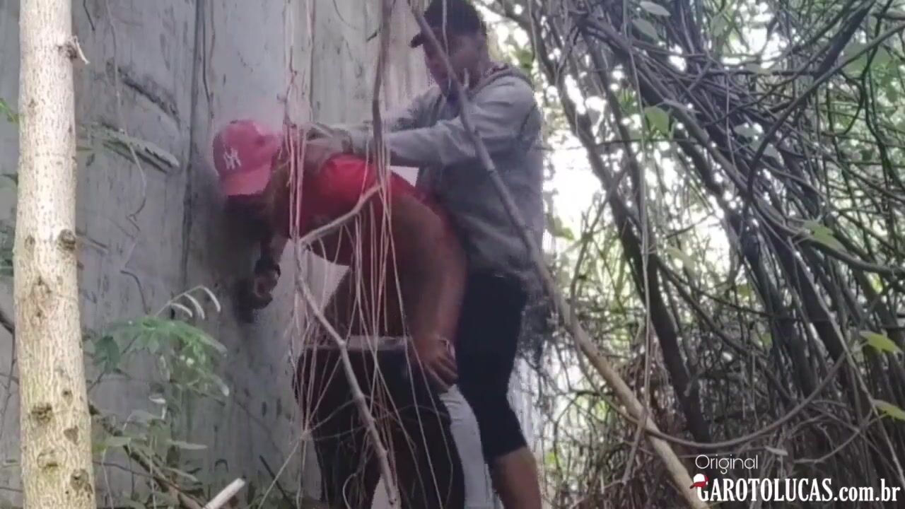 Twinks latinos follando a pelo en el bosque