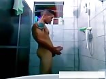 فتى لاتيني يركب قضيب أبي عضلي بدون واقي في الحمام