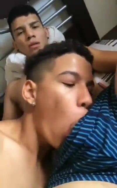 Latino-twink lutscht muskel-daddy ohne kondom