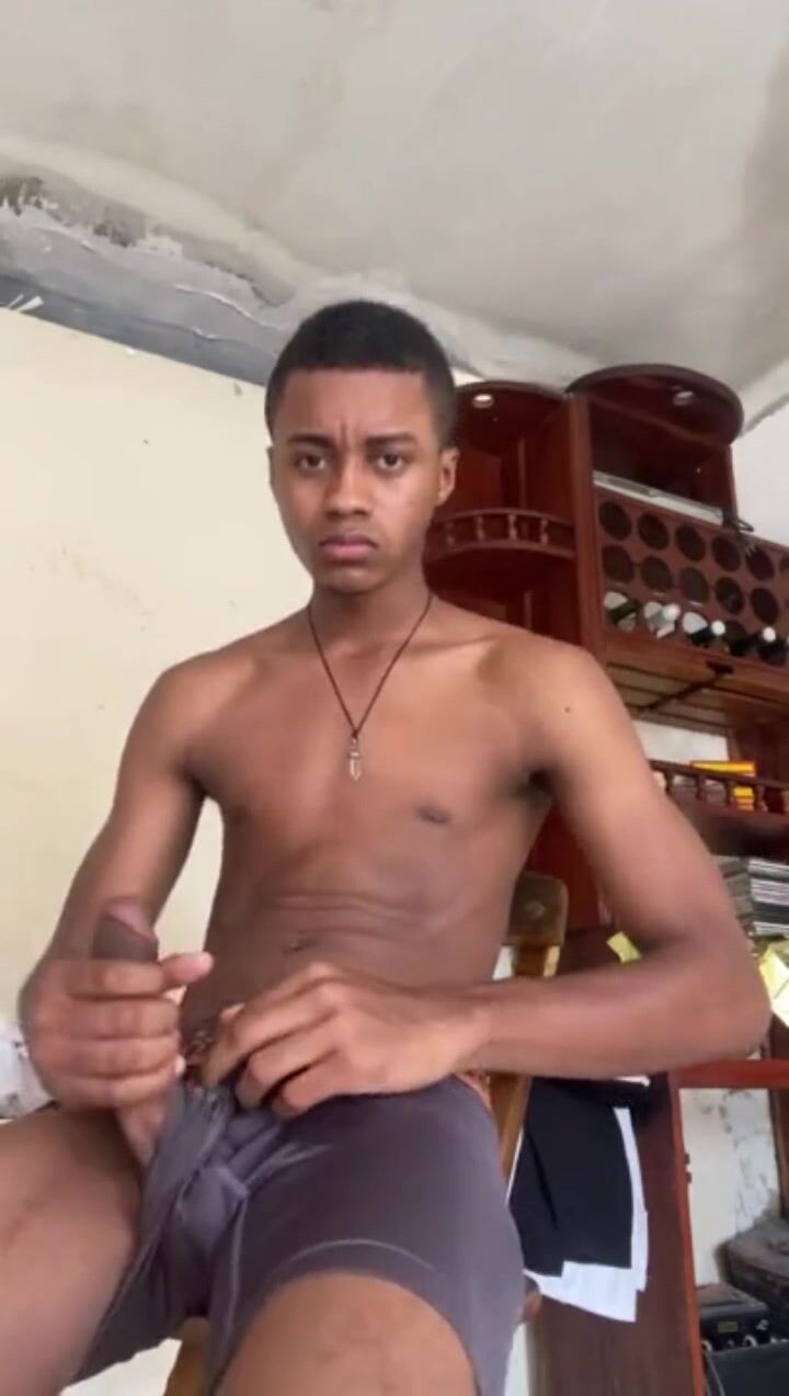 लैटिनो किशोर कारपोर्ट में मुट्ठ मारता है