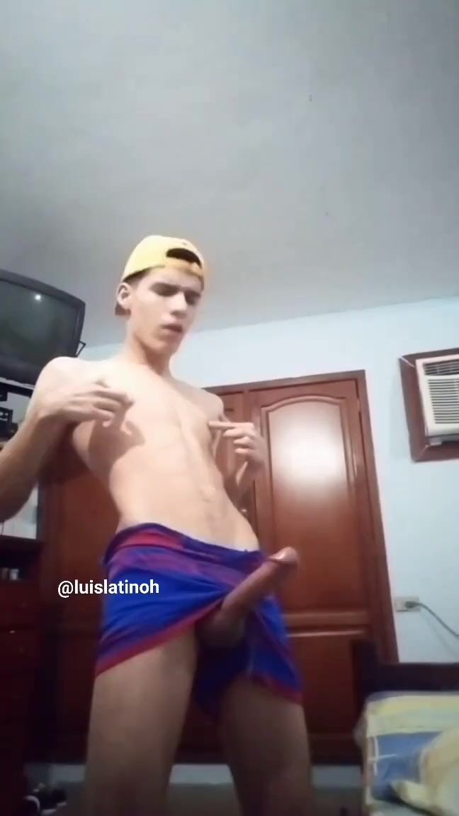 Latino twink shoots handsfree cum