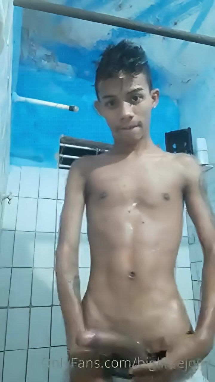 Latino-twink wäscht sich und reitet dann den blanken schwanz des mu...
