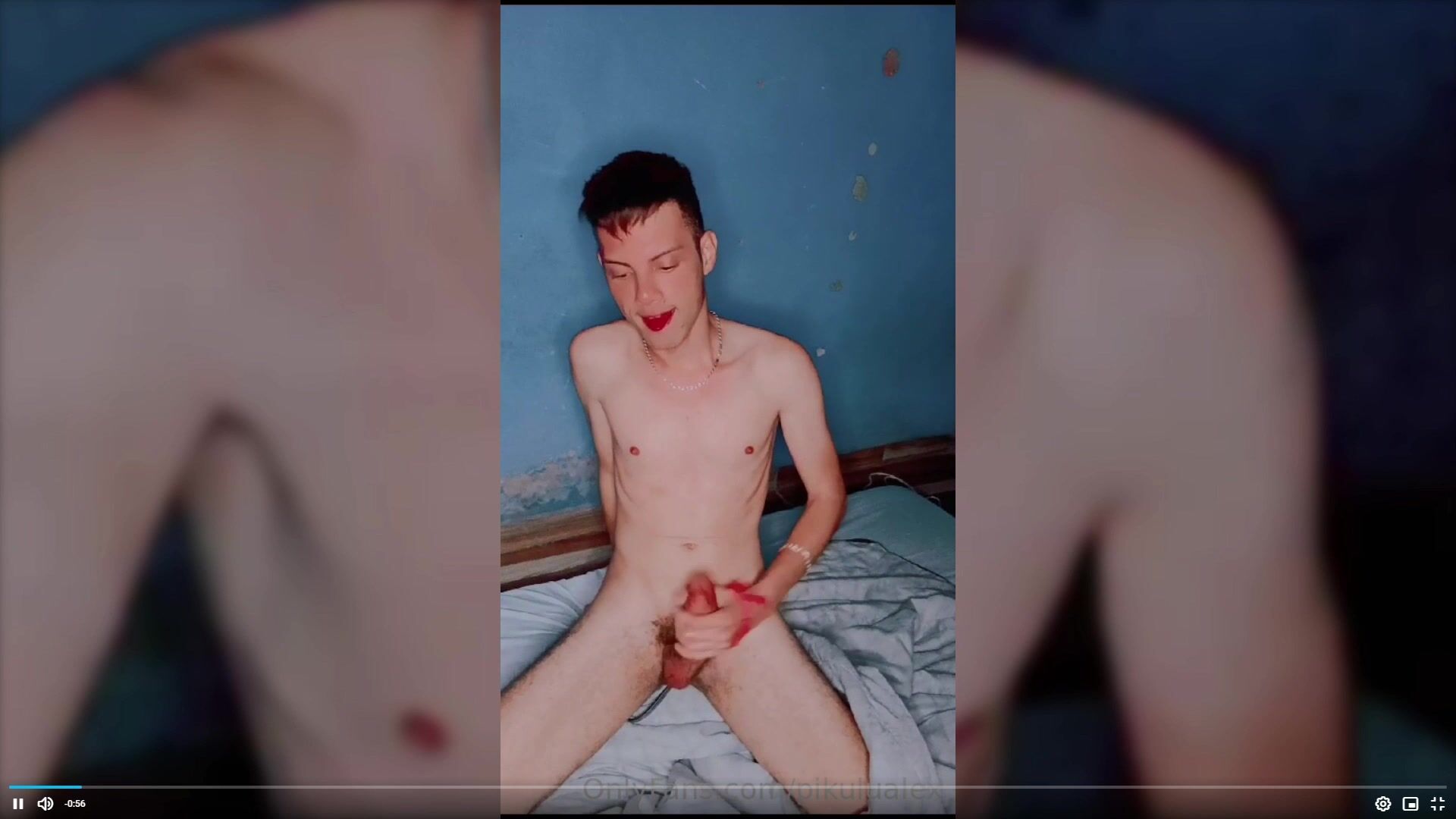 Youtuber latino batendo punheta