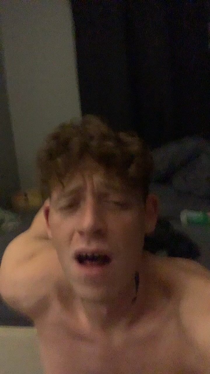 Twink descubre un amor intenso por el consolador
