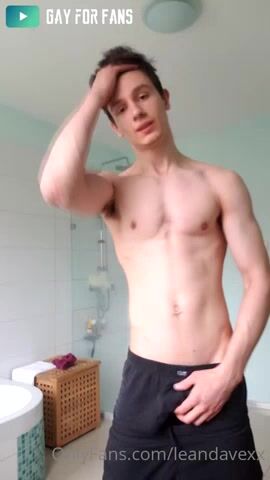 Sporty twink dave strips lean solo