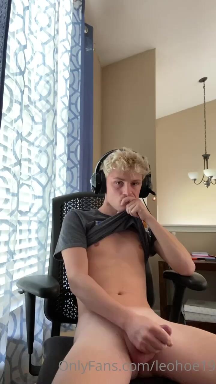 Leo打飞机射了