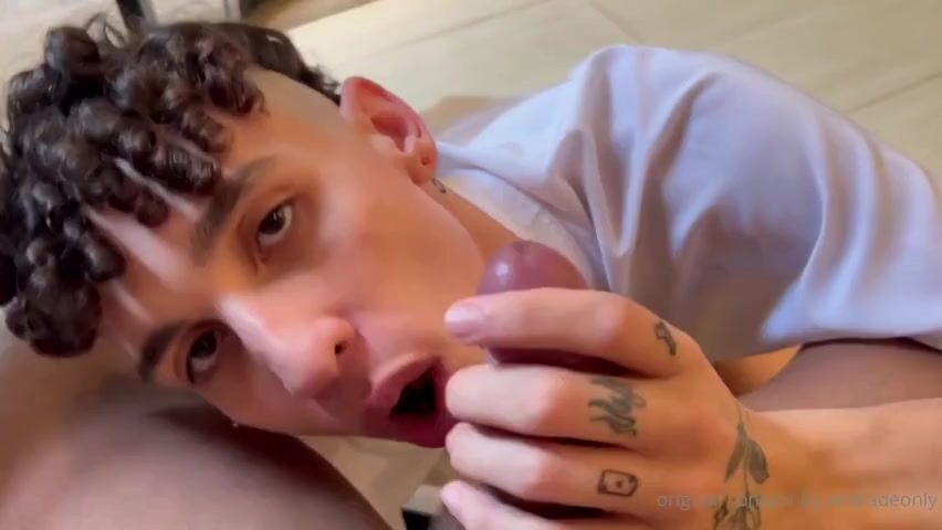 Twink de servicio de habitaciones chupa la polla a pelo de papá