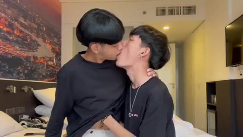 Watch thai boy cumming on cam