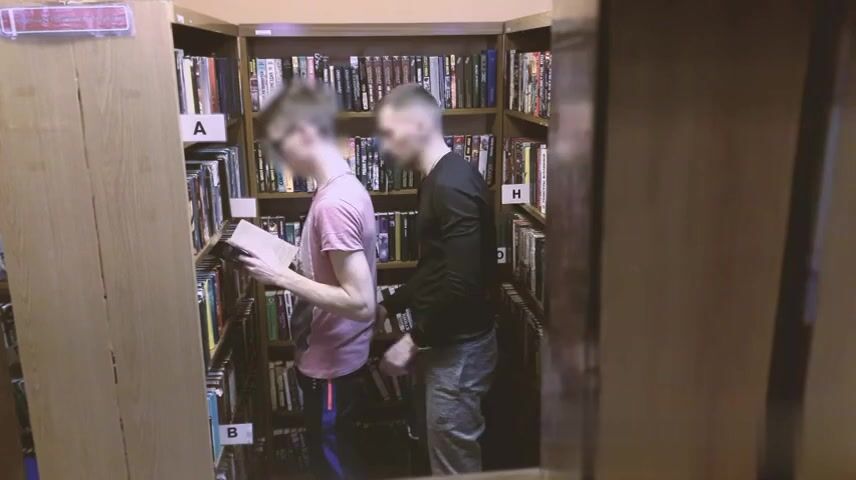 Jungs bei bibliotheksspaß auf kamera erwischt